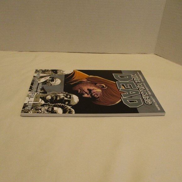 Walking Dead TPB Volume 6 Gray Black White Graphic Zombie Fighting Comic Book - Picture 14 of 14